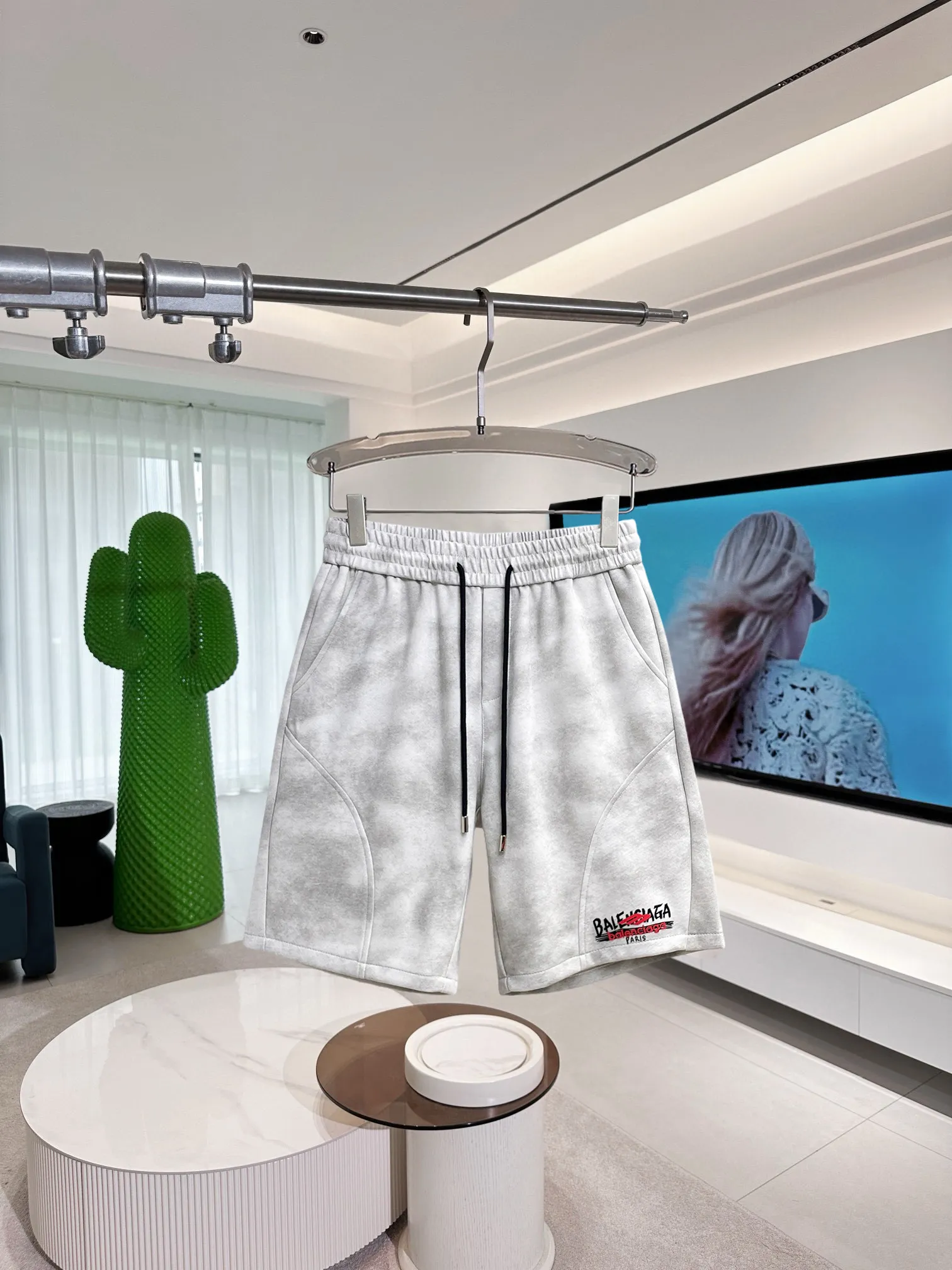 Balenciaga's three-standard complete 2026 summer New Arrival men's casual shorts, advanced custom-made Breathable fabric, Breathable fabric, extremely stretchy and comfortable, impeccable details, top-grade accessories, original logo design concept, delicate and soft feel! The upper body fit is awesome! Size: M-XXXL Please state your height and weight when ordering